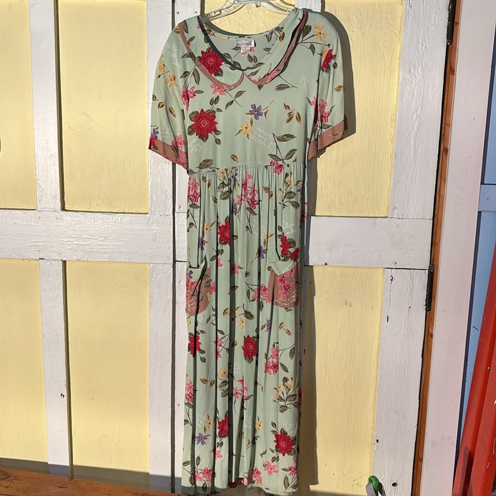 Vintage floral Dress Pit pit 21 inches 52 inches length. Purchased in the 1990s.